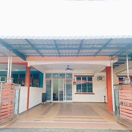 Rawyna homestay segamat Exterior foto