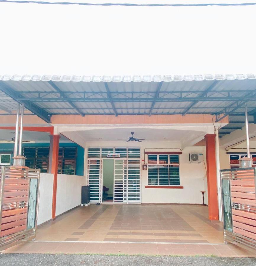 Rawyna homestay segamat Exterior foto